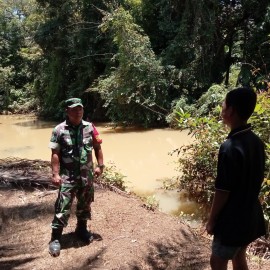 BABINSA KORAMIL 406-07/JAYALOKA AKTIF CEK DEBIT AIR SUNGAI TEMELAT UNTUK ANTISIPASI BANJIR