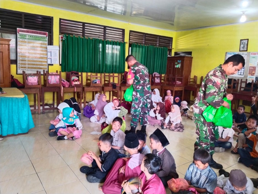 Pastikan Program MBG Berjalan Lancar Babinsa Koramil 406-10/Lubuk Linggau Timur Dampingi Proses Pendistribusian
