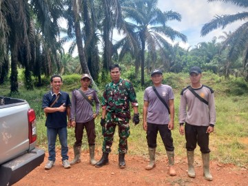 Babinsa Koramil 406-02/Rawas Ilir Ingatkan Security PT. Lonsum untuk Selalu Waspada dan Utamakan Keamanan dalam Bekerja