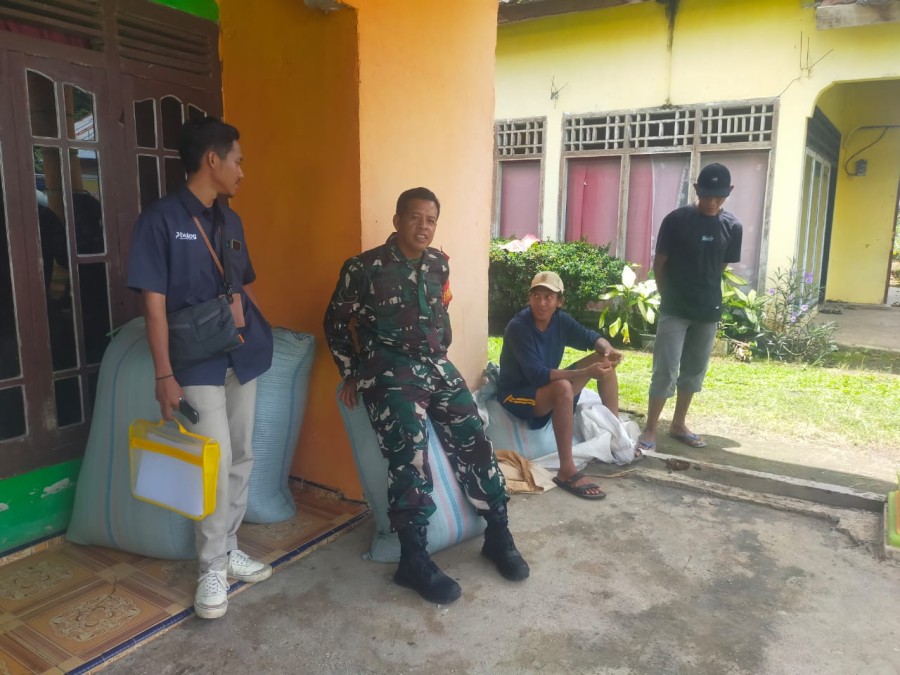 Babinsa Koramil 406-09/Terawas Laksanakan Komsos dengan Warga Terkait Penjualan Gabah ke Bulog