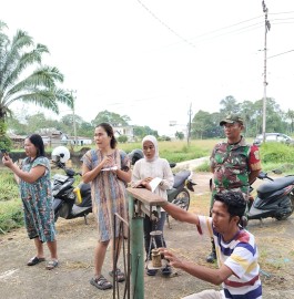 Babinsa Koramil 406-06/Tugumulyo Serda Nando Saputra Monitoring Penyerapan Padi Kering di Desa Tanah Periuk