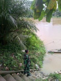 Babinsa Koramil 406-04/Mura Lakitan Aktif Lakukan Pengecekan Aliran Sungai Lakitan dalam Mengantisipasi Cuaca Ekstrem