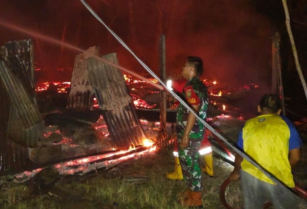 Babinsa Serda Amveeky Berjibaku Bersama Tim Pemadam Kebakaran dan Warga Padamkan Api Yang Menghanguskan Rumah Warga