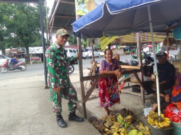 Babinsa Koramil 406-10/Lubuk Linggau Timur Komsos dengan Para Pedagang di Pasar