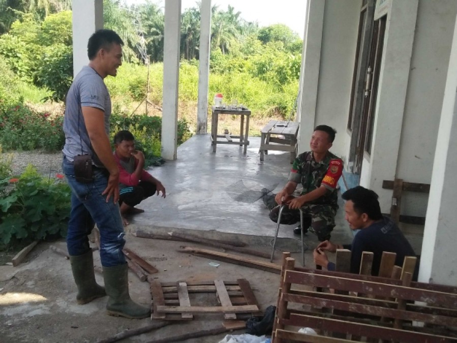 Babinsa Koramil 406-03/Rupit Laksanakan Komsos dengan Warga Desa Tanjung Beringin