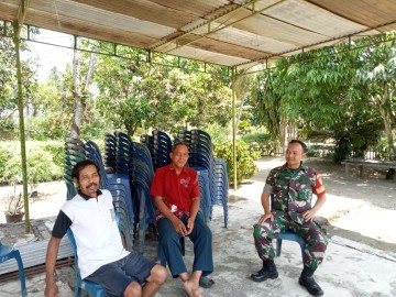 BABINSA KORAMIL 406-07/JAYALOKA SERTU JIKI APRIADI JALIN KOMUNIKASI SOSIAL DENGAN MASYARAKAT DESA RANTAU ALIH