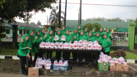 PERSIT KODIM 0406/LUBUKLINGGAU BAGIKAN TAKJIL UNTUK MERIAHKAN BULAN SUCI RAMADAN