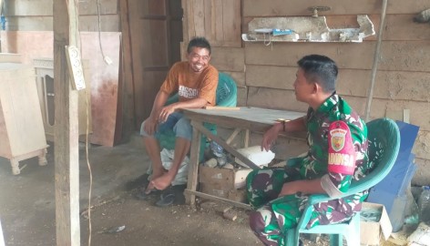 Babinsa Koramil 406-10/Lubuk Linggau Timur Melaksanakan Komunikasi Sosial Dengan Pemilik Usaha Meubel