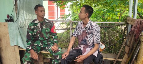 Babinsa Koramil 406-07/Jayaloka Serda Mardian Jalin Keakraban dengan Tokoh Pemuda Desa Yudha Karya Bhakti