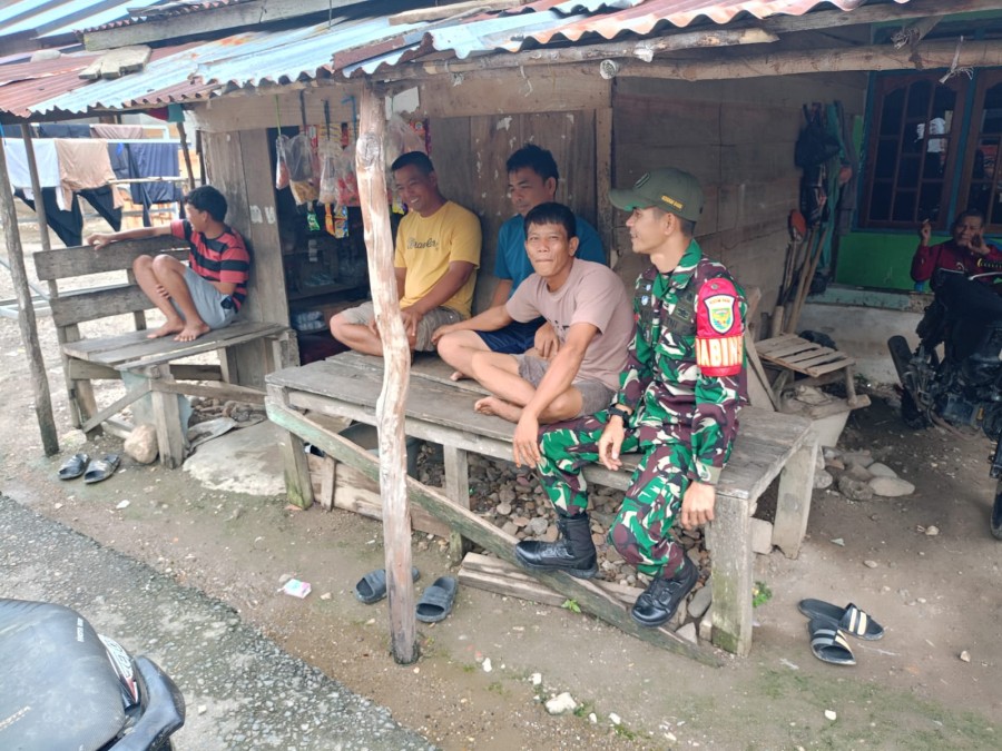 Koptu Hadi Saputra Babinsa Koramil 406-03/Rupit Laksanakan Komsos dengan Warga Desa Karang Waru