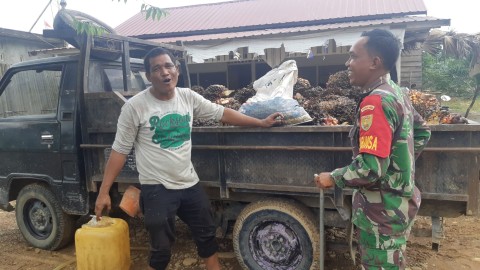 Babinsa Koramil 406-10/Lubuk Linggau Timur Jalin Komunikasi Sosial dengan Petani Sawit