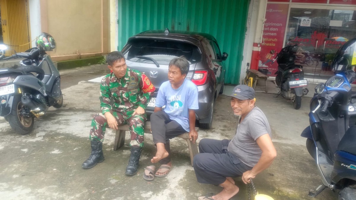Babinsa Sertu Aria Komunikasi Sosial dengan Warga Binaan di Depan Pertokoan Pasar