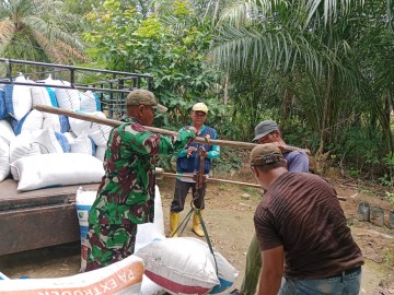 Agar Petani Tidak Selalu Dirugikan Oleh Pihak Tertentu, Babinsa dan PPL Dampingi Dan Arahkan Petani Jual Gabah Ke Bulog
