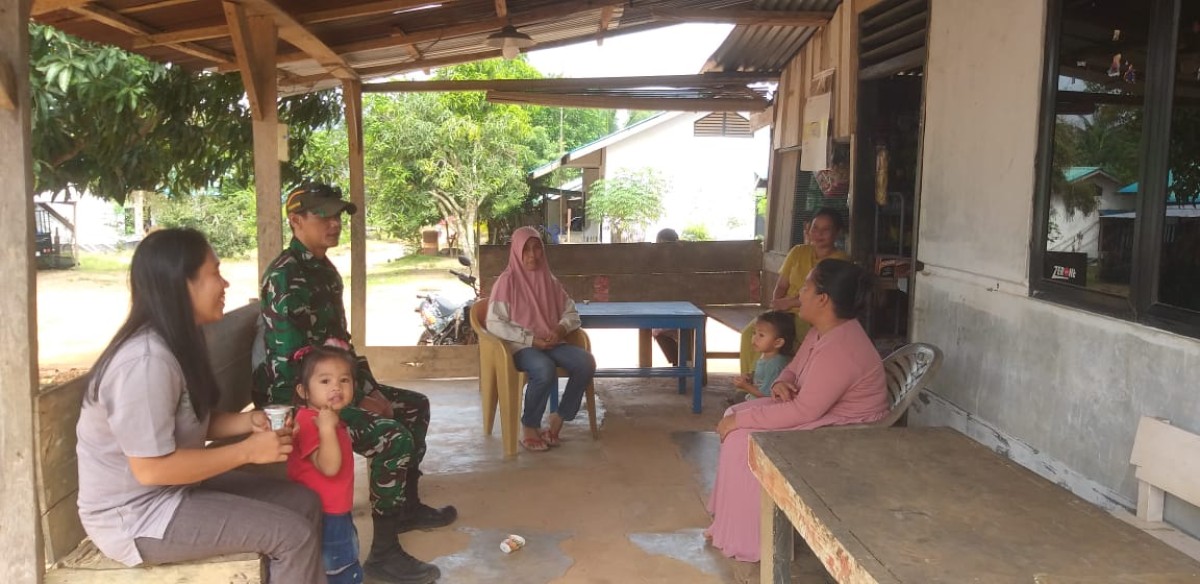 BABINSA KORAMIL 406-04/MUARA LAKITAN AJAK WARGA JAGA KEBERSIHAN LINGKUNGAN