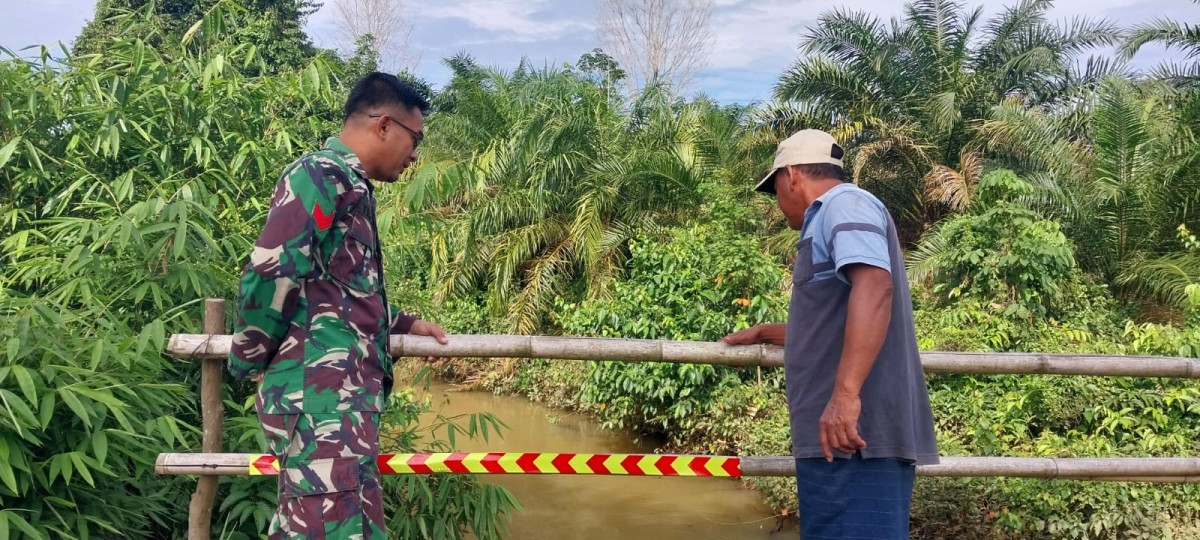 Babinsa Koramil 406-07/Jayaloka Aktif Lakukan Pengecekan Debit Air di Sungai Temelat