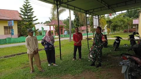 Babinsa Koramil 406-09/Terawas Laksanakan Komsos Bersama Warga di Desa Kadang Dusun II