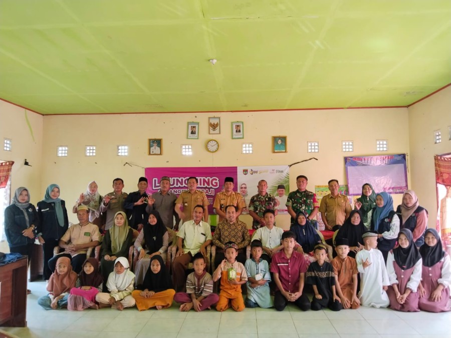 Babinsa Koramil 406-09/Terawas Dampingi Danramil Hadiri Launching “Selangit Mengaji” dan Pemasangan Stiker di Desa Taba Remanik