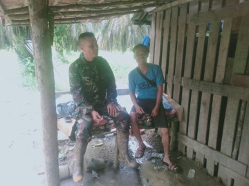 BABINSA KORAMIL 406-04/MUARA LAKITAN KOMUNIKASI SOSIAL DENGAN WARGA SEMANGGUS LAMA TERKAIT KONDISI JALAN AKIBAT MUSIM HUJAN