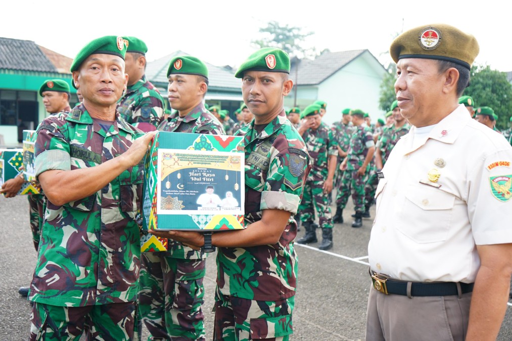 Menjelang Idul Fitri Dandim 0406/Lubuk Linggau Membagikan Bingkisan Lebaran Kepada Seluruh Anggota