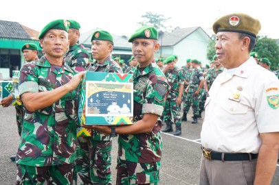 Menjelang Idul Fitri Dandim 0406/Lubuk Linggau Membagikan Bingkisan Lebaran Kepada Seluruh Anggota