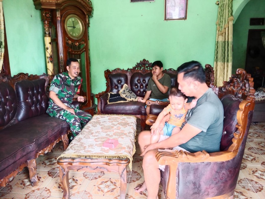 Babinsa Koramil 406-05/Muara Kelingi Lakukan Kunjungan Silaturahmi Pantau Aktivitas Warga Menjelang Hari Raya Idul Fitri
