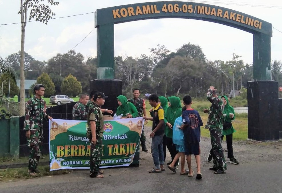 Ratusan Paket Takjil Gratis Dibagikan Koramil 406-05/Muara Kelingi Kepada Pengguna Jalan dan Masyarakat Sekitar