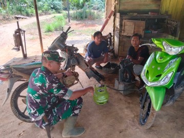 Babinsa Koramil 406-04/Muara Lakitan Laksanakan Komsos dengan Masyarakat Desa SP 5 Tri Anggun Jaya