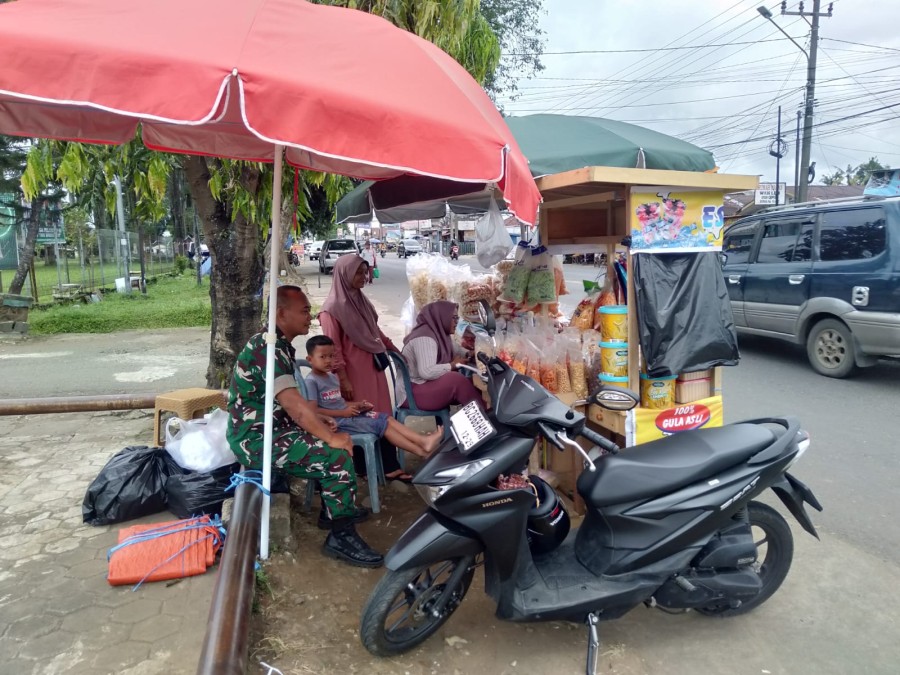 Lebaran Sebentar Lagi, Babinsa Serma Supriyadi Komsos dengan Penjual Kue Lebaran