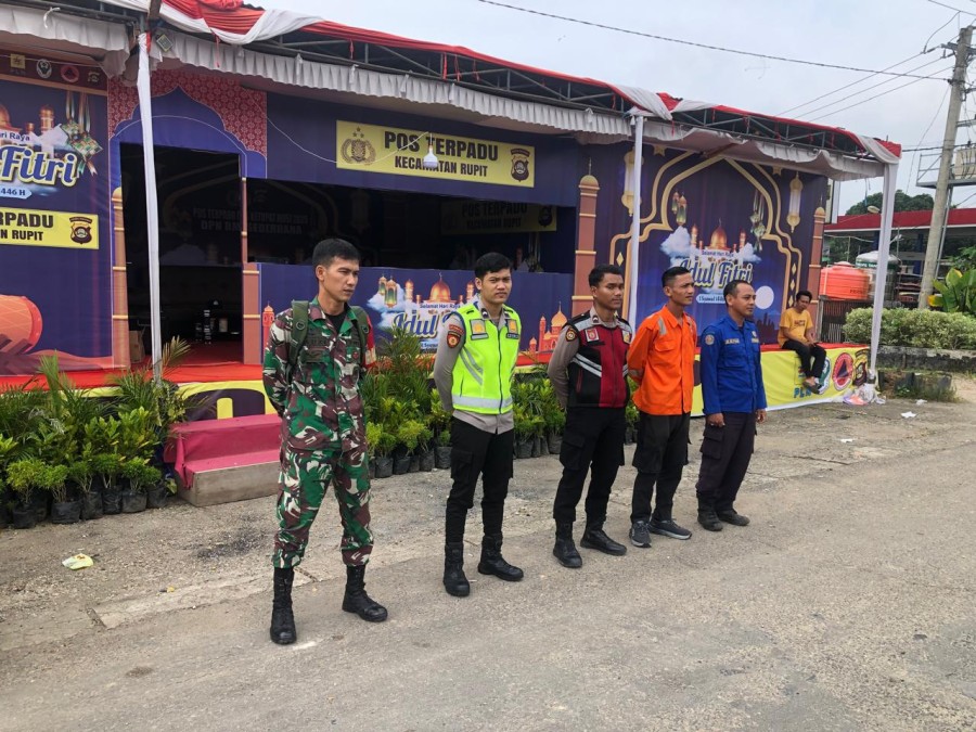 Babinsa Koramil 406-03/Rupit Tetap Aktif Bersinergi di Pos PAM Lebaran, Berikan Pengamanan dan Pelayanan Masyarakat