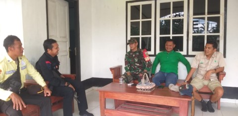 BABINSA KORAMIL 406-04/MUARA LAKITAN GELAR KOMSOS DENGAN WARGA UNTUK TINGKATKAN KEAMANAN MENJELANG MUDIK LEBARAN