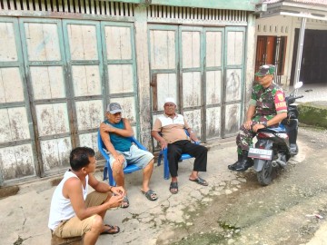 Babinsa Koramil 406-01/Rawas Ulu Serda Musliadi Laksanakan Komsos Terkait Keamanan dan Ketertiban di Desa Kerta Dewa