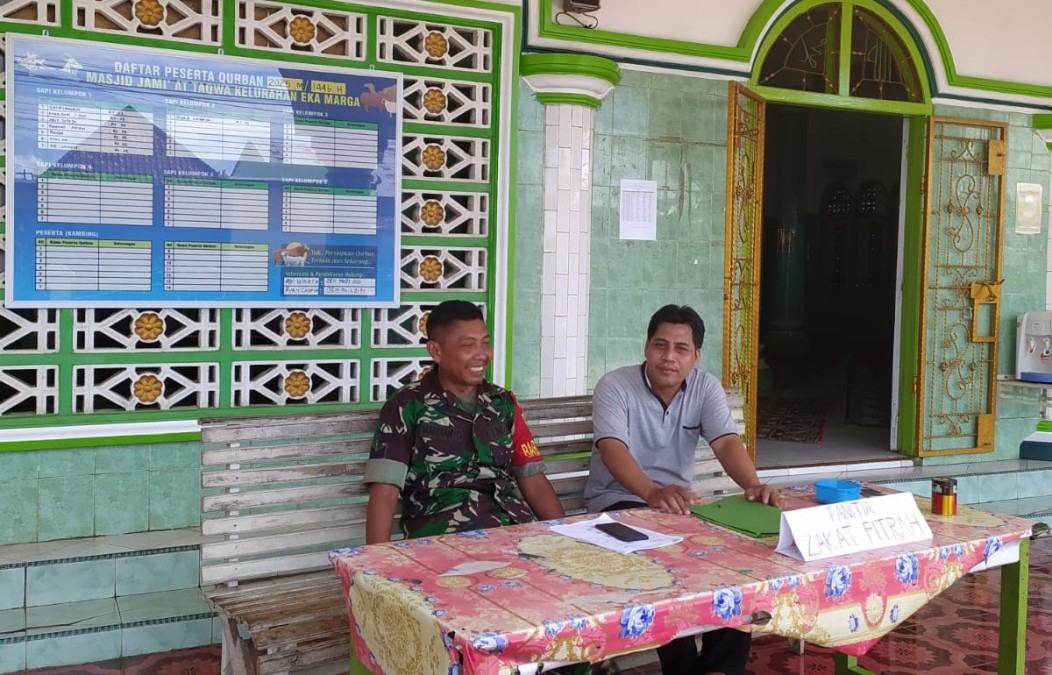 Babinsa Serka Mardianto Komsos Dengan Panitia Zakat Fitrah di Masjid Jami’ At Taqwa