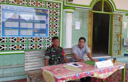 Babinsa Serka Mardianto Komsos Dengan Panitia Zakat Fitrah di Masjid Jami’ At Taqwa