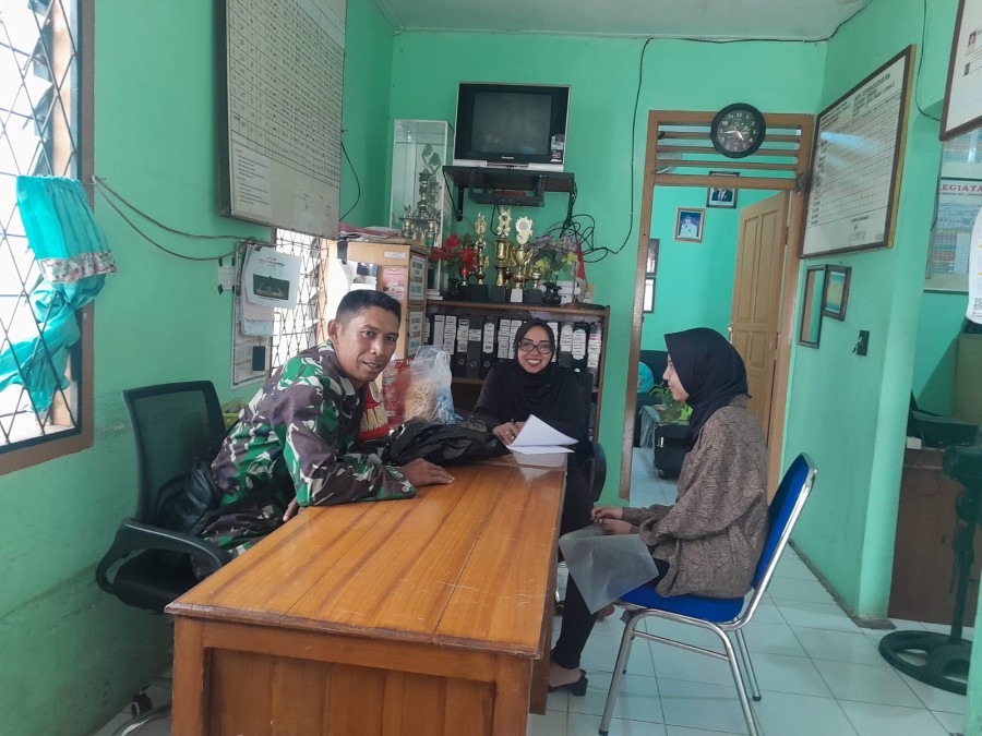 Babinsa Koramil 406-08/Lubuk Linggau Laksanakan Komsos dengan Ibu Lurah dan Warga