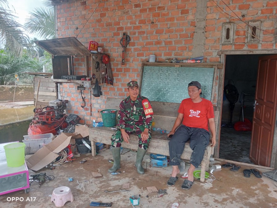 Babinsa Koramil 406-02/Rawas Ilir Serda Putra Adikasmaja Laksanakan Komsos dengan Warga Desa Mandi Angin