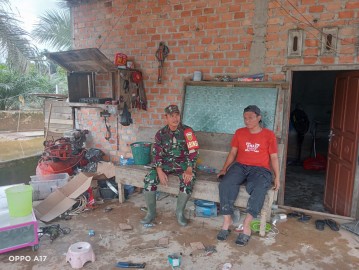 Babinsa Koramil 406-02/Rawas Ilir Serda Putra Adikasmaja Laksanakan Komsos dengan Warga Desa Mandi Angin