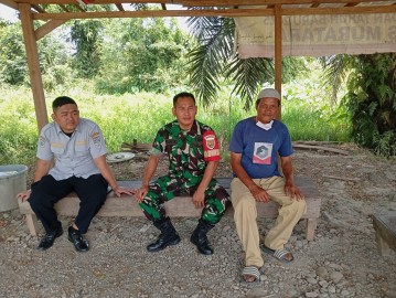Babinsa Koramil 406-01/Rawas Ulu Laksanakan Komsos di Kelurahan Surulangun