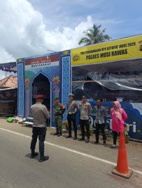 Babinsa Sertu M. Dahri Bersama Personil Polri dan Instansi Lainnya Tetap Siaga di Pos Pengamanan Idul Fitri