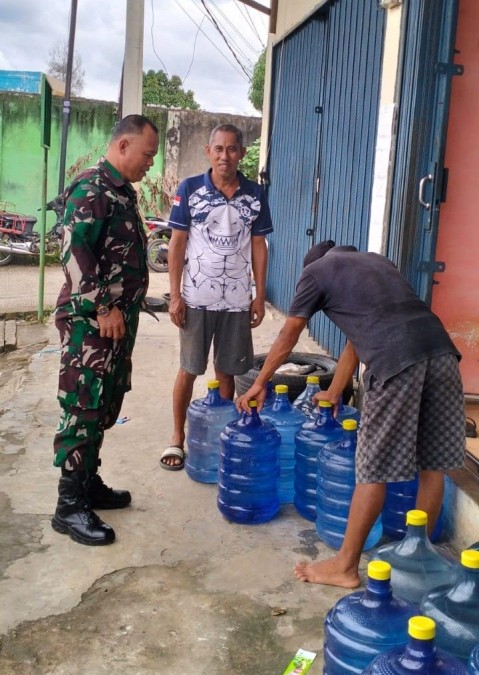 H+ 3 Idul Fitri Babinsa Sertu Martan Hampiri Bapak Mulyadi yang Tengah Sibuk Dengan Pekerjaan