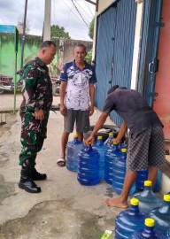 H+ 3 Idul Fitri Babinsa Sertu Martan Hampiri Bapak Mulyadi yang Tengah Sibuk Dengan Pekerjaan