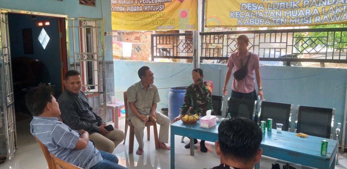 Babinsa Koramil 406-04/Muara Lakitan Jalin Silaturahmi dengan Warga dalam Momen Lebaran