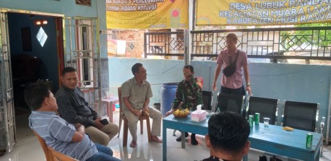 Babinsa Koramil 406-04/Muara Lakitan Jalin Silaturahmi dengan Warga dalam Momen Lebaran