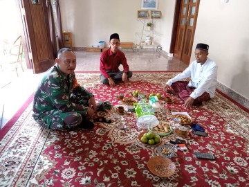 BABINSA KORAMIL 406-04/MUARA LAKITAN SERDA MUSRA HIDAYATTULLAH MELAKSANAKAN HALAL BIHALAL DI RUMAH TOKOH AGAMA