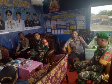 Serma Didik dan Serda Joko Pantau Arus Mudik di Posko Lebaran Bersama Polsek Tugumulyo