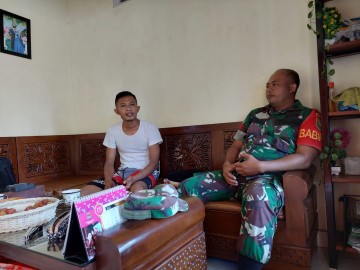 Babinsa Koramil 406-07/Jayaloka Koptu Agus Susilo Jalin Halalbihalal di Rumah Pak Agus, Tokoh Pemuda Desa Kertosono