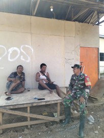 Babinsa Koramil 40-02/Rawas Ilir Laksanakan Komsos dengan Warga Desa Kertasari