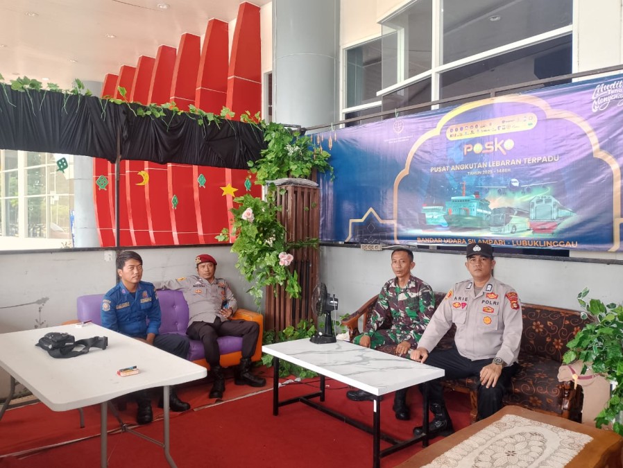 Babinsa Koramil 406-10/Lubuk Linggau Timur Bersinergi Dengan Anggota Polri dan Instansi Lain Di Pos Pengamanan