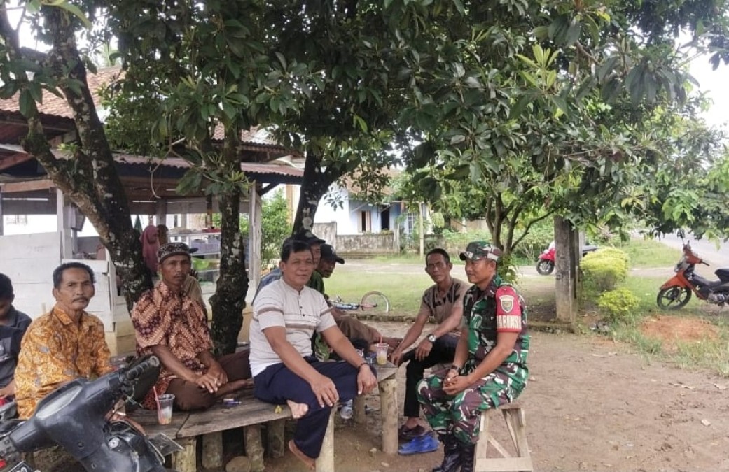 Babinsa Sertu Tugianto Jalin Silaturahmi dan Ingatkan Keselamatan Berkendara di Momen Lebaran