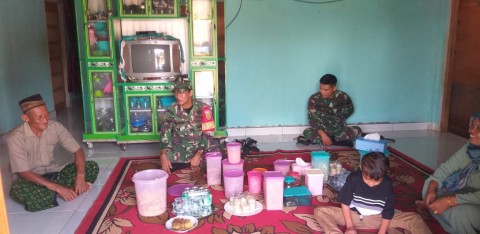 Sertu MB Simanjuntak Jalin Komsos dengan Tokoh Masyarakat Saat Lebaran di Desa Marga Baru