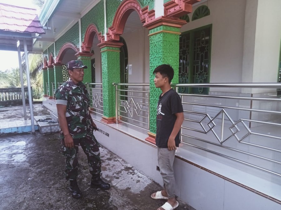 Babinsa Koramil 406-01/Rawas Ulu Laksanakan Komsos di Desa Teladas